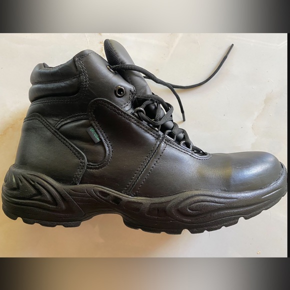 Men’s USA made genuine leather Reebok size 11 in box, brand new